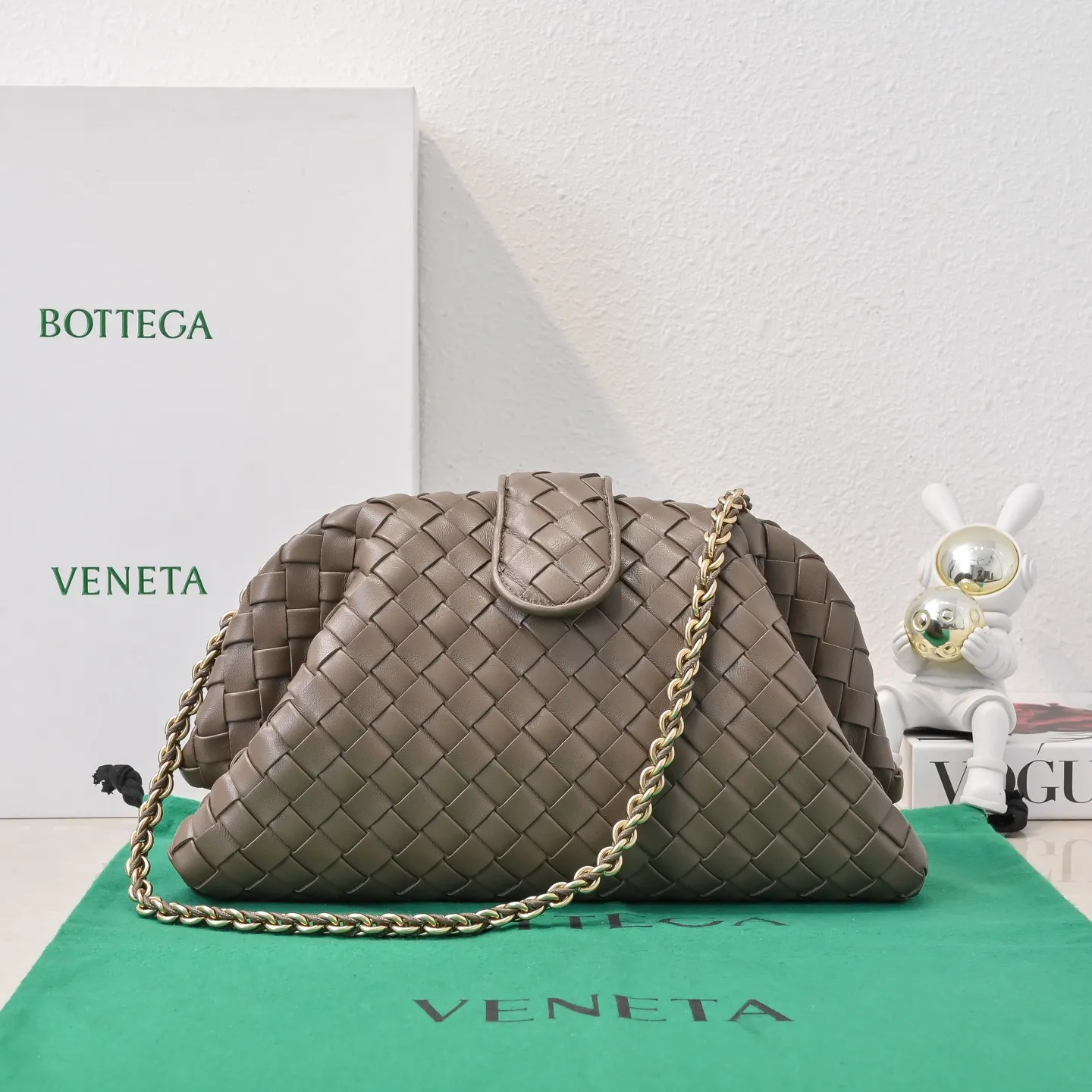 Batch 2260 Bitters Venetia 2024 summer series brings Lauren 1980 handbags back to the public eye. The design of the bag is inspired by ancient Roman architecture. It uses the brand's iconic Intrecciato lambskin woven bag body with a hard frame. No logo can be seen on the whole bag. It is equipped with a leather woven metal chain. When using it as a clutch, just put the chain directly in the bag ~ showing an elegant and timeless style. Decades later, when Lauren Hutton once again walked on the Bottega Venetia spring and summer show with this bag, the charm of the year still remains intact despite the passage of time. Size: 31.5*16.5*11 Style No.: 5807